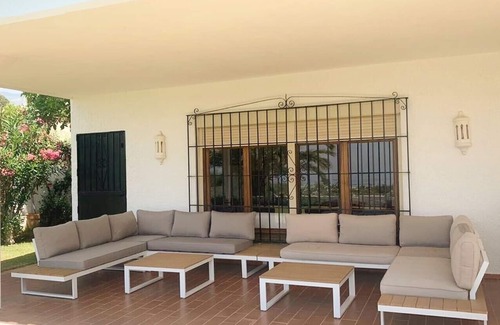 Marbella Villa | Villa familiar en las faldas de Marbella, con jardín privado y piscina cercada.