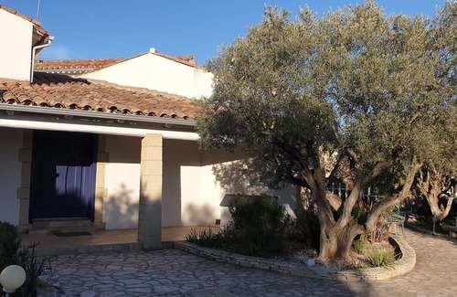 Marseillan Villa | Villa familiar situada en un jardín mediterráneo con vistas a la laguna de Thau