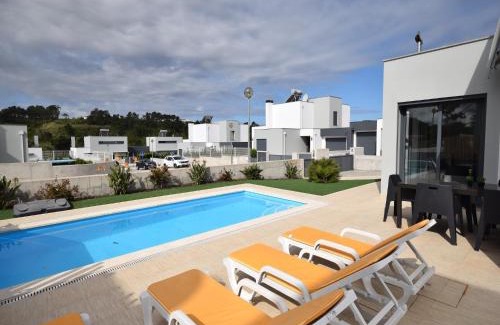 Foz do Arelho Villa | Family Villa with Terrace and Pool