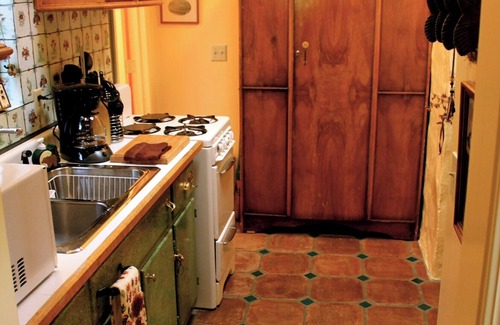 Castella Cabaña | Famous fully furnished castle stone inn in nor cal