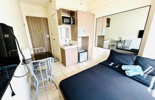 Highway Hills Apartamento | Fancy Condo with Unli Wifi and Netflix