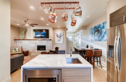 Old Town North Casa | Fancy Townhome near Old Town, Breweries and River!
