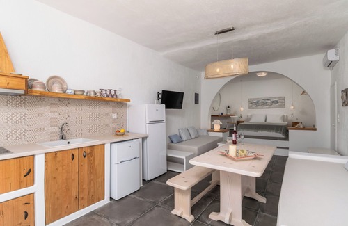 Milos Apartamento | Fani Dream Suite 3 Waterfront luxurious Newly renovated Boat House max 5 persons