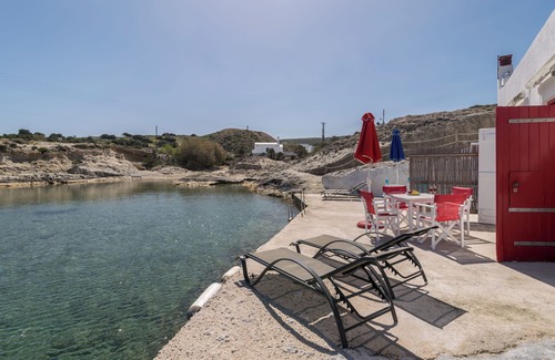 Milos Apartamento | Fani Dream Suite 3 Waterfront luxurious Newly renovated Boat House max 5 persons