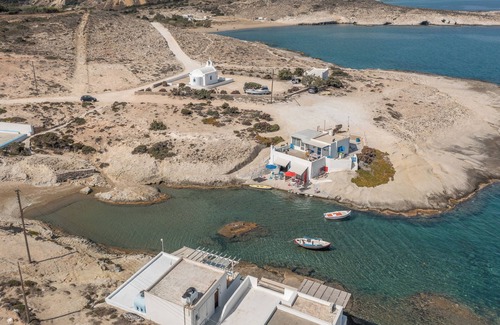 Milos Apartamento | Fani Dream Suite 3 Waterfront luxurious Newly renovated Boat House max 5 persons