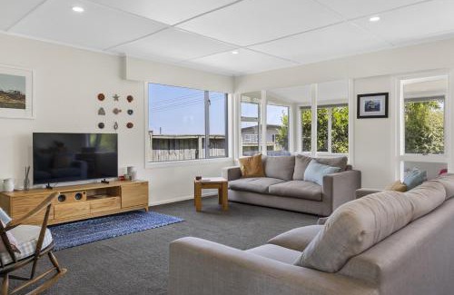 Waipahihi Casa | Fantail Retreat, Family 4BR Near Lake and Gardens