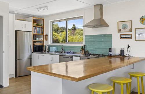 Waipahihi Casa | Fantail Retreat, Family 4BR Near Lake and Gardens