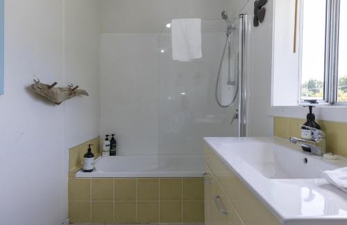 Waipahihi Casa | Fantail Retreat, Family 4BR Near Lake and Gardens