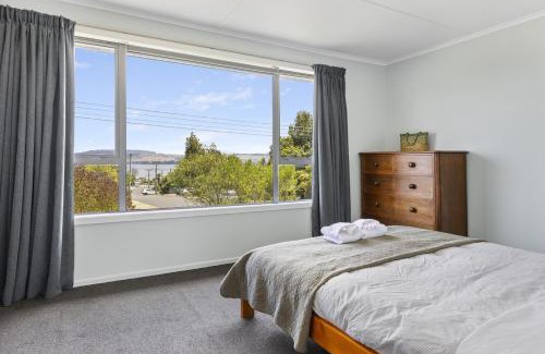 Waipahihi Casa | Fantail Retreat, Family 4BR Near Lake and Gardens