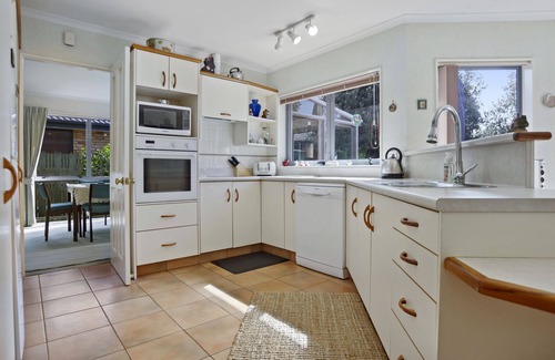 Bowentown Casa | Fantails Roost - Bowentown Holiday Home