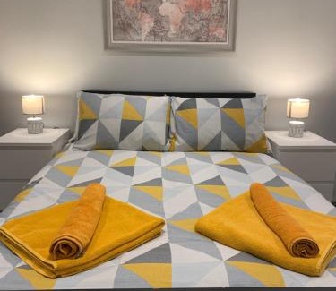 Trafford Apartamento | Fantastic 1 Bedroom Basement flat with free parking