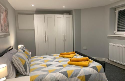 Trafford Apartamento | Fantastic 1 Bedroom Basement flat with free parking