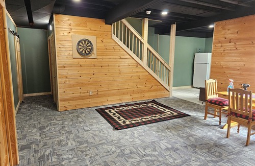 Roscommon County Chalet De Esquí | Fantastic 4 bedroom chalet sleeps 10 close to trails and Higgins lake
