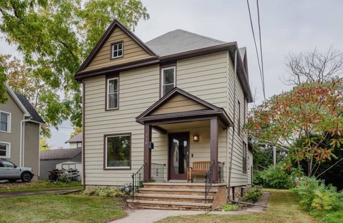 Appleton Casa | Fantastic 5 bedroom on Franklin!