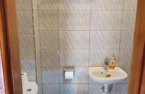 North Legon Apartamento | FANTASTIC APARTMENT, TRAVELER AWARD WINNER 2024, 1 ensuite bedroom, WIFI, air condition, separate living room, 2 toilets, 2 walk in shower rooms, hot water, separate kitchen, restaurant, bar, garden, 24 hour security, 20 minutes airport, North Legon Accra