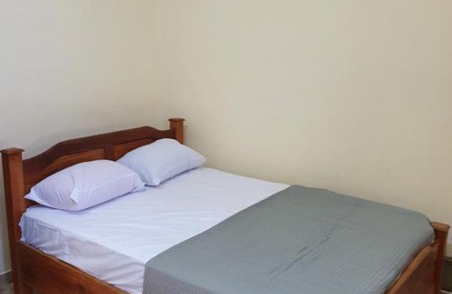 North Legon Apartamento | FANTASTIC APARTMENT, TRAVELER AWARD WINNER 2024, 1 ensuite bedroom, WIFI, air condition, separate living room, 2 toilets, 2 walk in shower rooms, hot water, separate kitchen, restaurant, bar, garden, 24 hour security, 20 minutes airport, North Legon Accra