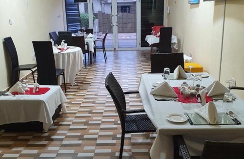North Legon Apartamento | FANTASTIC APARTMENT, TRAVELER AWARD WINNER 2024, 1 ensuite bedroom, WIFI, air condition, separate living room, 2 toilets, 2 walk in shower rooms, hot water, separate kitchen, restaurant, bar, garden, 24 hour security, 20 minutes airport, North Legon Accra
