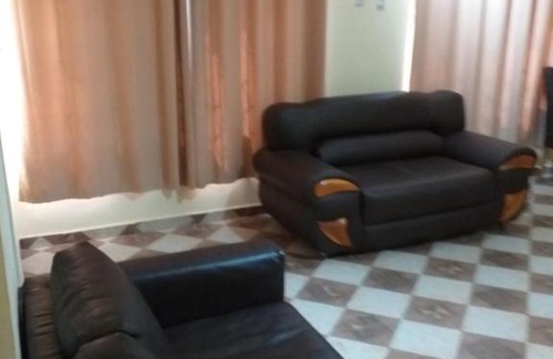 North Legon Apartamento | FANTASTIC APARTMENT, TRAVELER AWARD WINNER 2024, 1 ensuite bedroom, WIFI, air condition, separate living room, 2 toilets, 2 walk in shower rooms, hot water, separate kitchen, restaurant, bar, garden, 24 hour security, 20 minutes airport, North Legon Accra