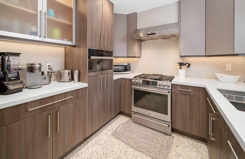 Coral Heights Casa | Fantastic Backyard Lounge & Pool, Fast WiFi, 3 TVs