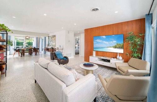 Coral Heights Casa | Fantastic Backyard Lounge & Pool, Fast WiFi, 3 TVs