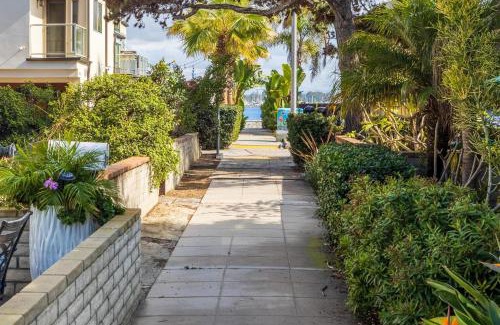 South Mission Beach Casa | Fantastic bayside vacation home - WiFi, central AC, patio, private washer & dryer
