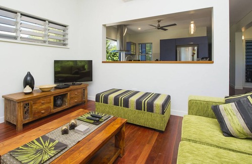 Picnic Bay Casa | Fantastic beachfront home suitable for a couple or family group.