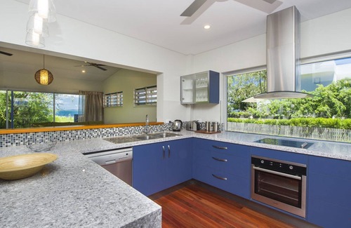 Picnic Bay Casa | Fantastic beachfront home suitable for a couple or family group.