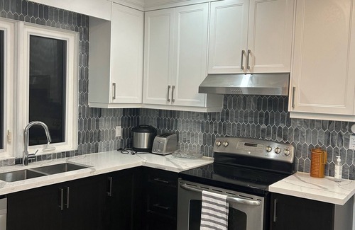 Durham Region Casa | Fantastic Bungalow just by 401, Oshawa Shopping Centre Mall and Tech University.