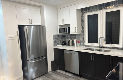 Durham Region Casa | Fantastic Bungalow just by 401, Oshawa Shopping Centre Mall and Tech University.