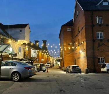 Bishop's Stortford Apartamento | Fantastic convenient 2 Bedroom 2 bathroom Perfect for Stansted Airport, 2 minute walk to Bishops Stortford Train Station!