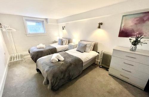 Bishop's Stortford Apartamento | Fantastic convenient 2 Bedroom 2 bathroom Perfect for Stansted Airport, 2 minute walk to Bishops Stortford Train Station!