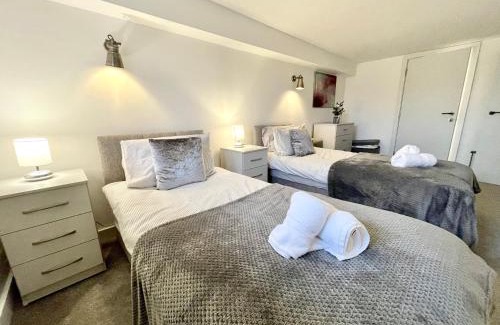 Bishop's Stortford Apartamento | Fantastic convenient 2 Bedroom 2 bathroom Perfect for Stansted Airport, 2 minute walk to Bishops Stortford Train Station!