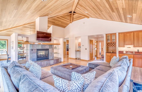 Neskowin Casa | Fantastic Custom Ocean-View Home Near Neskowin has Deck, Spa Tub, Hot Tub!