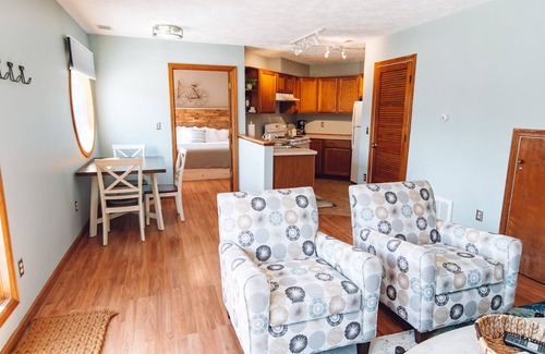 Saugatuck Apartamento | Fantastic Downtown One Bedroom Condo Along The Kalamazoo River! Convenient Location With A View!