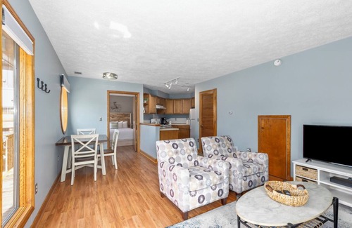Saugatuck Apartamento | Fantastic Downtown One Bedroom Condo Along The Kalamazoo River! Convenient Location With A View!