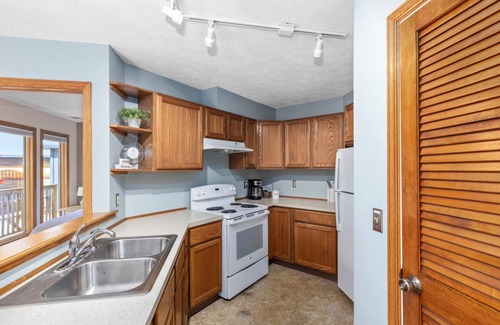 Saugatuck Apartamento | Fantastic Downtown One Bedroom Condo Along The Kalamazoo River! Convenient Location With A View!