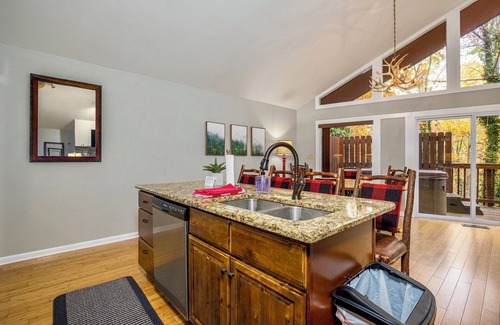 Chalet Village Chalet De Esquí | ❤Adventure Awaits⛰5min to GSMNP/Hot Tub/Theater/WiFi/Close to Gatlinburg