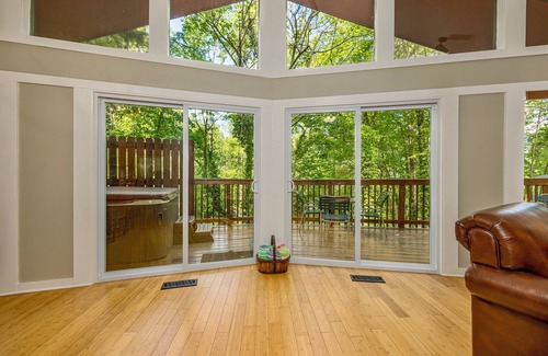 Chalet Village Chalet De Esquí | ❤Adventure Awaits⛰5min to GSMNP/Hot Tub/Theater/WiFi/Close to Gatlinburg