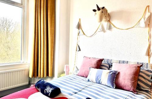 Ore Casa | Fantastic Four Bed House Sleeps 9 by the Sea