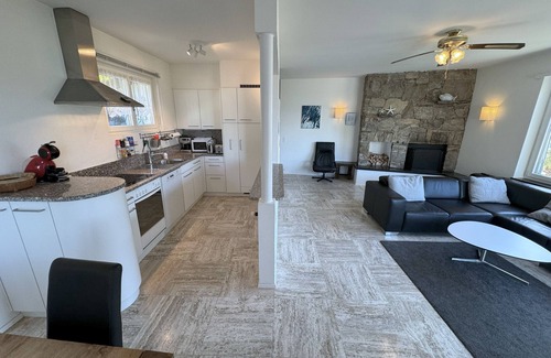 Gordola Casa | Fantástica casa de vacaciones con piscina privada climatizada y vista al lago