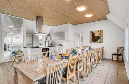 Sundhuse Casa | Fantastic holiday home with pool and spa for 20 people.