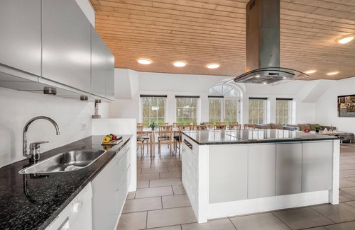 Sundhuse Casa | Fantastic holiday home with pool and spa for 20 people.