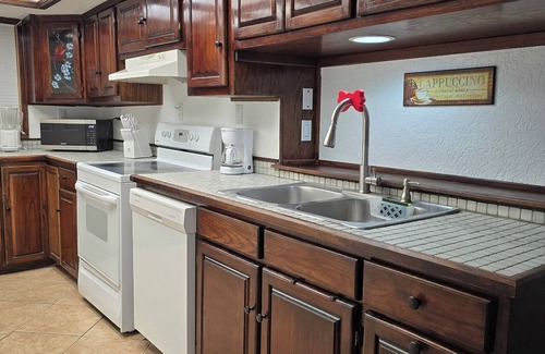 Tampa Casa | Fantastic king bedroom and pool in 3 min from Tampa airport