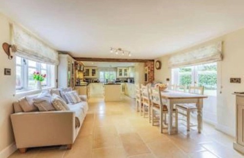 Swindon Cabaña | Fantastic large Thatched country 4 Bedroom Cottage in own grounds