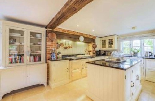 Swindon Cabaña | Fantastic large Thatched country 4 Bedroom Cottage in own grounds