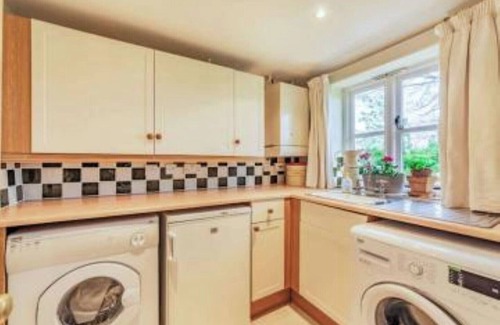 Swindon Cabaña | Fantastic large Thatched country 4 Bedroom Cottage in own grounds