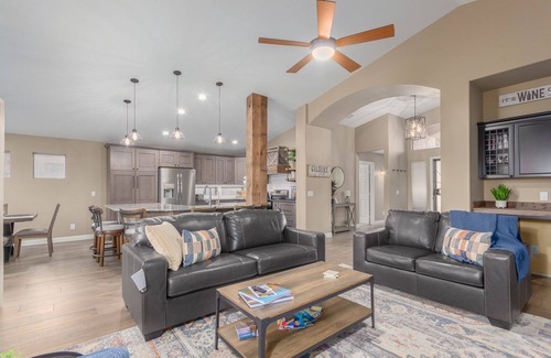 Gilbert Casa | Fantastic Location! Beautiful 4 Beds, Priv Heated Pool half mi to Dwntwn Gilbert
