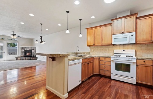 Meridian Casa | Fantastic Location. Hot-Tub. Quiet Neighborhood.
