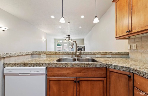 Meridian Casa | Fantastic Location. Hot-Tub. Quiet Neighborhood.