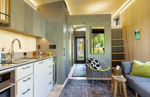 Tieton Cabina | Fantastic Location on Town Square, Luxe Tiny Cabin, 2 Queens, Private Garden